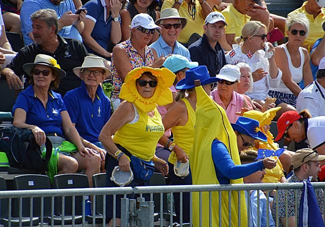 Algunos de los atuendos del público ubicado en la grada del hoyo 1.