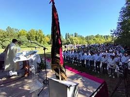 La misa de campaña se celebró en una zona del paraje donde se colocó el altar y fue oficiada por Sául Sánchez