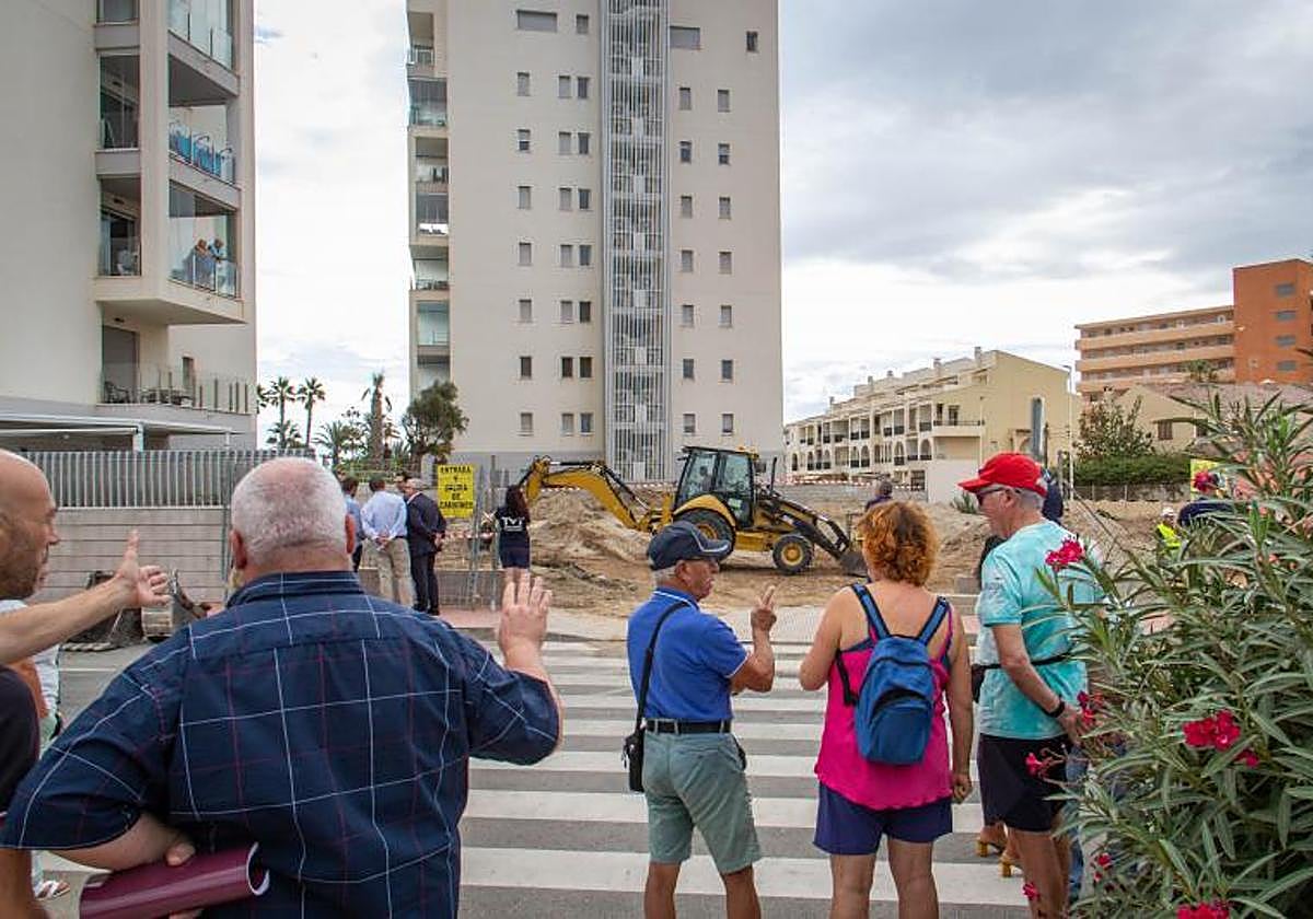 Vecinos observan del inicio de los trabajos del pabellón deportivo.