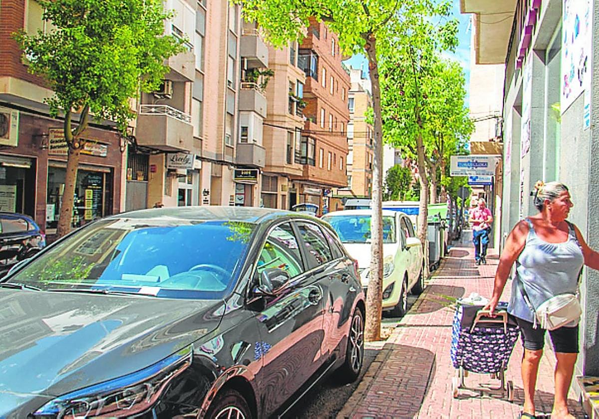 Vehículos estacionados en la calle Ramón Gallud, una de las arterias urbanas que podrían ser zona azul.
