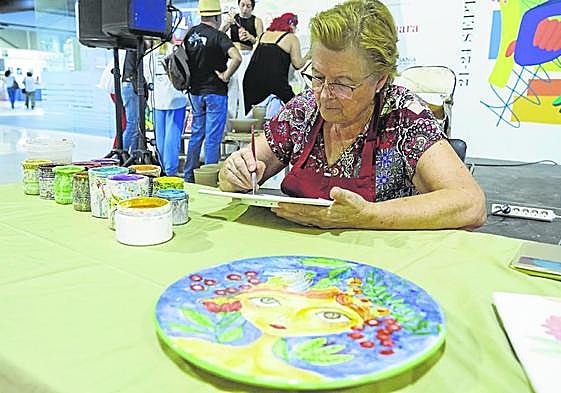 Una artesana pinta una pieza de cerámica en la Feria de Artesanía (Feramur), ayer.