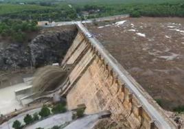 El pantano de Santomera casi a rebosar por la riada que provocó la DANA el 13 de septiembre de 2019, soltando agua por todos los aliviaderos.