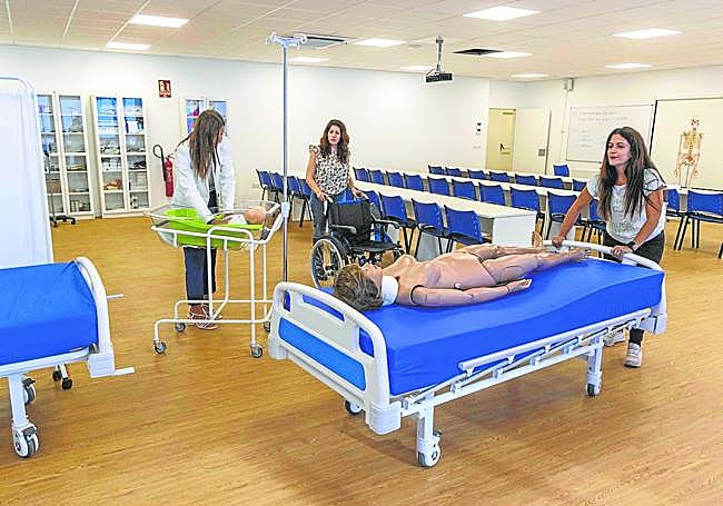 Profesoras de Medac Cartagena preparan una clase.