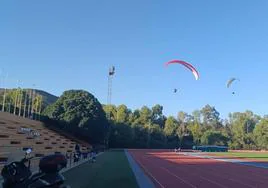 Participantes de la prueba, en el aire tras lograr despegar.