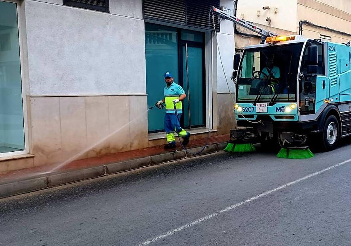 Operario de limpieza trabajando en Alquerías.