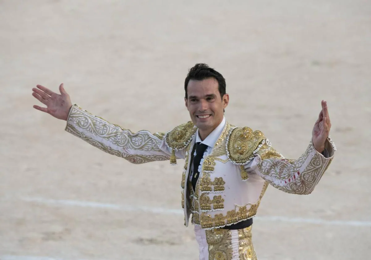Antonio Puerta cuts off four ears and a tail at the Yecla festival, in the debut of Iker Ruiz, who paraded two ears