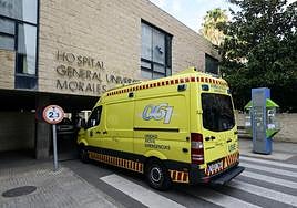 Una ambulancia llega al hospital Morales Meseguer, en una foto de archivo.