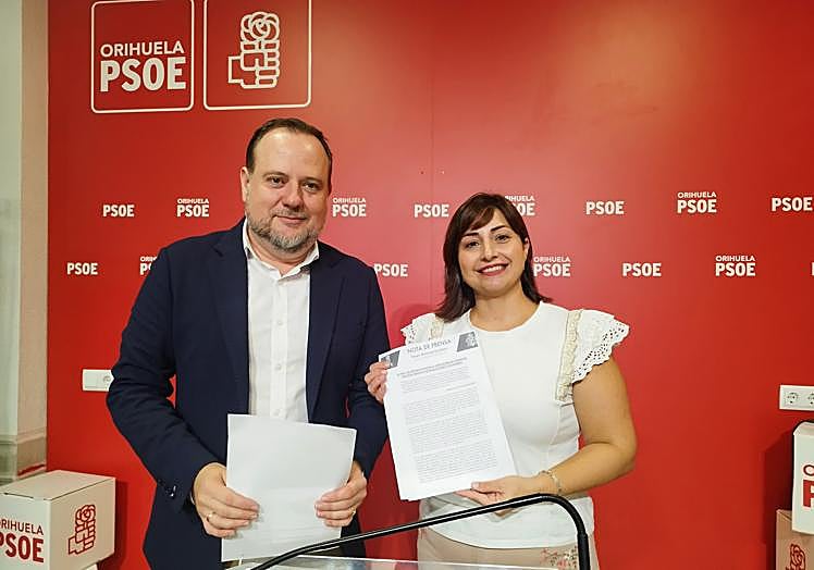 Los concejales socialistas Luis Quesada y María García.