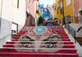 La obra de arte urbano en la escalinata que sube hasta la escultura del Sagrado Corazón de Jesús, en Abanilla.