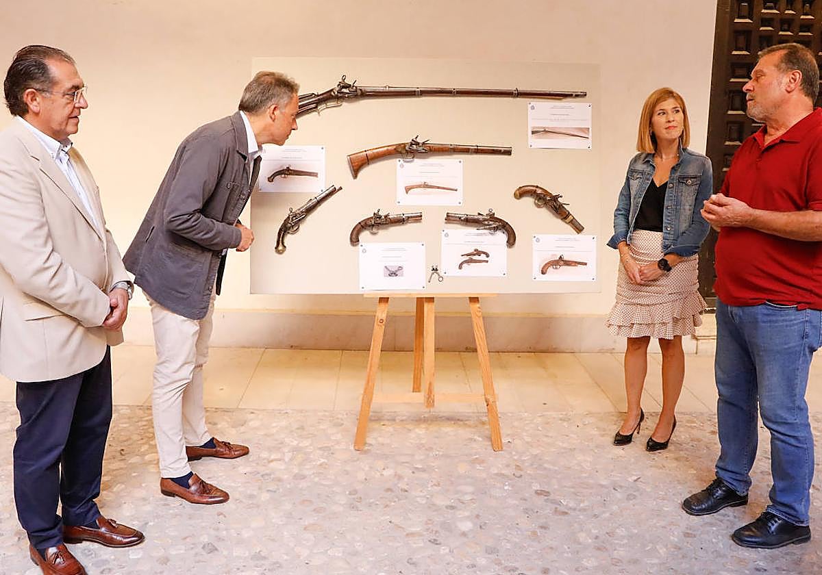 Gil supervisa los trabajos de restauración de las armas acompañado por los ediles de Cultura y Desarrollo Local y el restaurador García Rico.