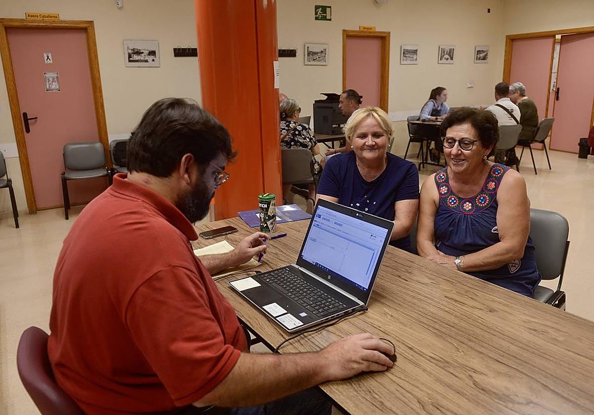 Dos vecinas escuchan al representante de Adif.
