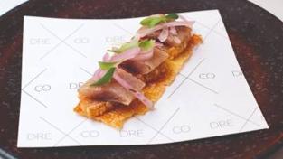 Mindango: tosta, torrezno, sardina y cebolla.