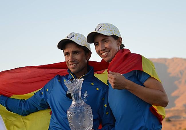 Carlota Ciganda, acompañada de su caddie, Álvaro Alonso.