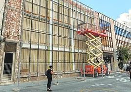 Dos vecinos frente a la antigua sede de la Escuela de Enfermería, donde Salud Mental está ampliando sus instalaciones.