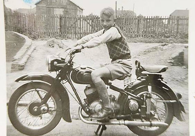 «En la recién creada República Federal Alemana, los Dudda vuelven a ser refugiados. Entre el verano de 1945 y más o menos la primavera de 1949, durante los casi cuatro años en los que vivieron en la zona de ocupación soviética, tuvieron una vida más o menos estable: casa, trabajo, colegio. Pero tras la huida a la zona occidental, volvió el desarraigo».