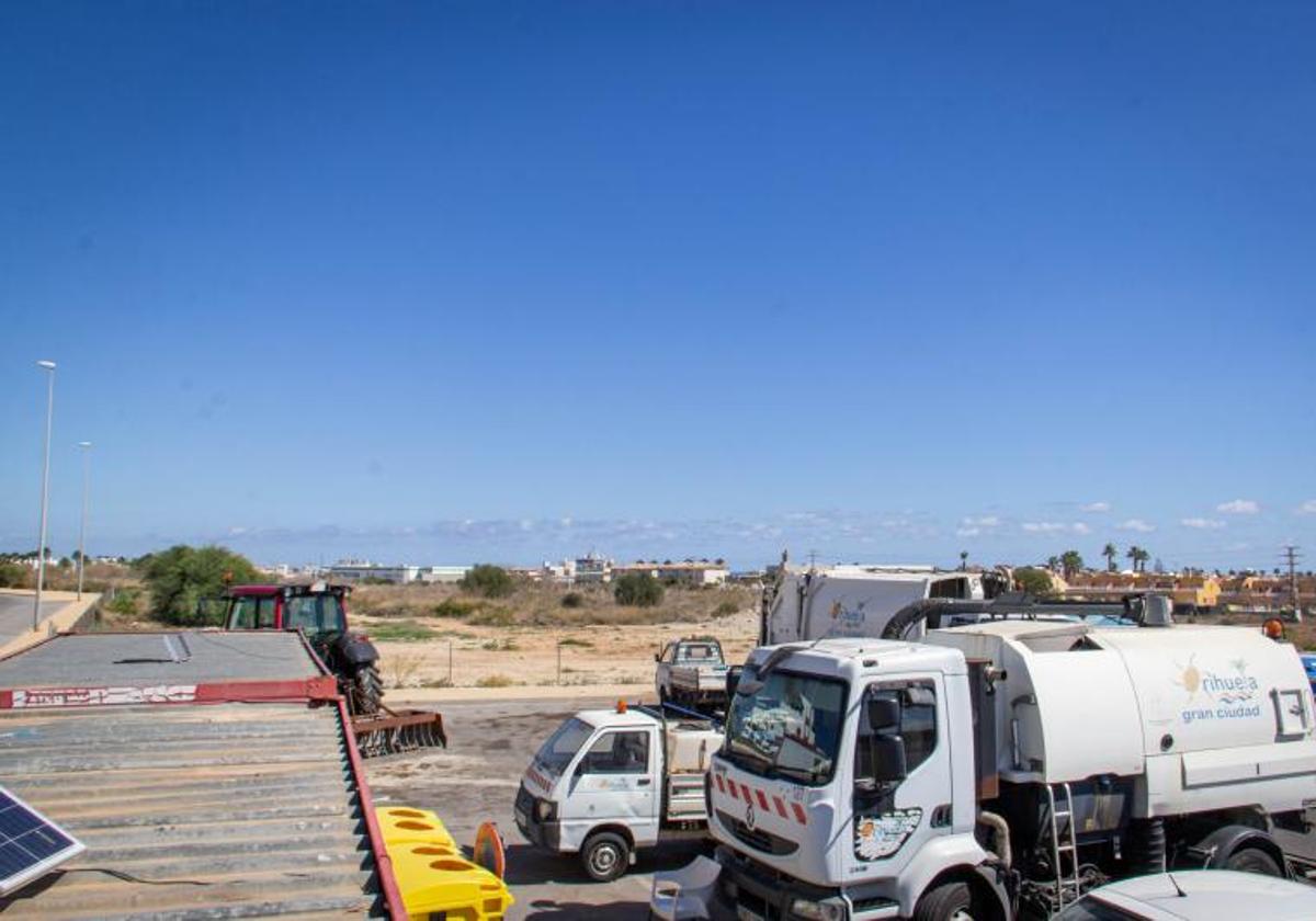 Parcela que sirve de aparcamiento a los camiones de basura en la costa y, al fondo, los terrenos del ecoparque.