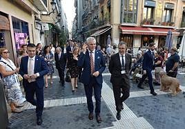 José Ballesta pasea junto a representantes de instituciones europeas, este miércoles en la calle Trapería de Murcia.