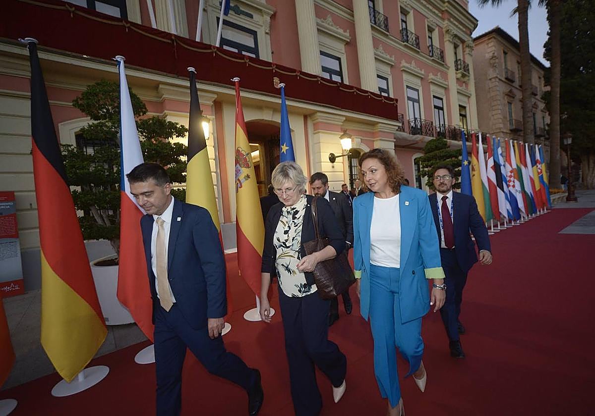Representantes de la UE, este miércoles, en la entrada al Ayuntamiento de Murcia.
