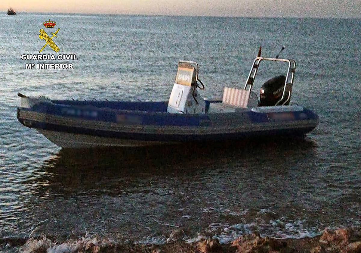 Una de las embarcaciones que localizó la Guardia Civil.