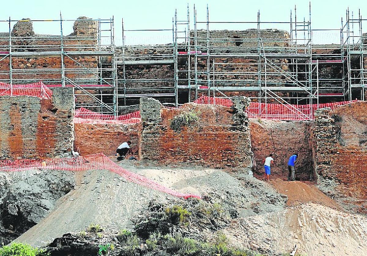 Vista del recinto sur del Castillejo de Monteagudo, donde se realizan obras de consolidación de la muralla.