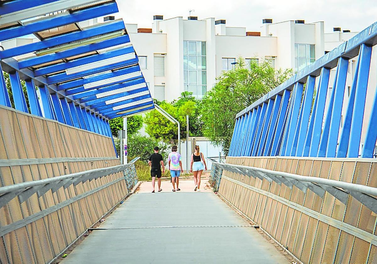 Pasarela entre el colegio Los Dolses y el IES Playa Flamenca.