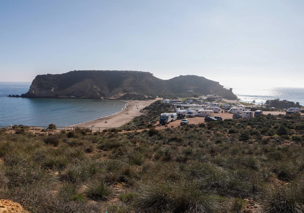 Autocaravanas en el espacio protegido de Cuatro Calas (Águilas).