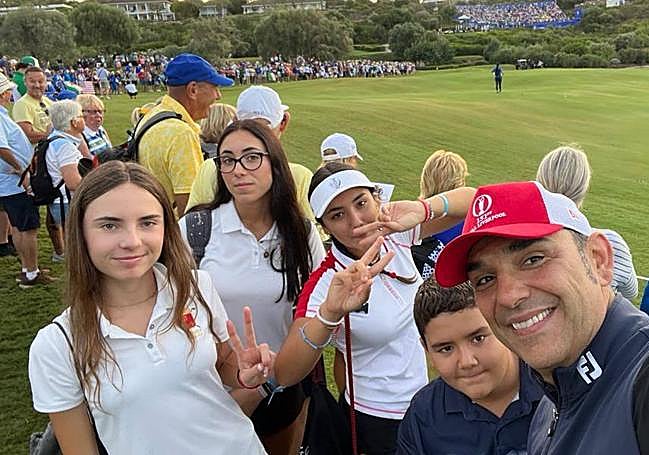 Daniel Gallego se llevó a sus dos hijos para disfrutar con ellos de la Solheim, junto a otras dos alumnas más de la escuela murciana.Expedición femenina murciana.