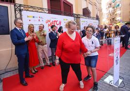 Un niño paciente de leucemia, con su madre, este viernes en el acto de presentación de la campaña.