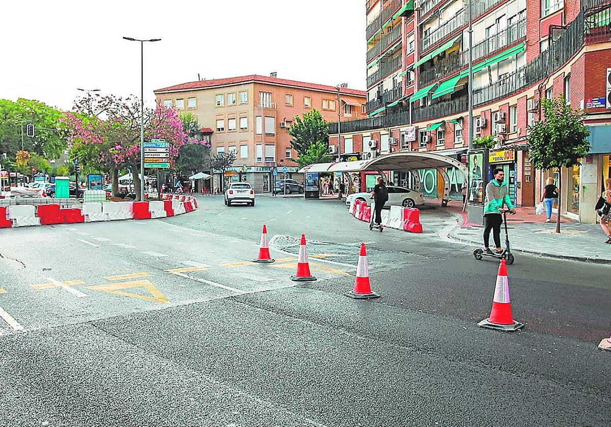 La parada de taxis de la plaza Díez de Revenga, a la derecha, es de las más utilizadas de la ciudad.
