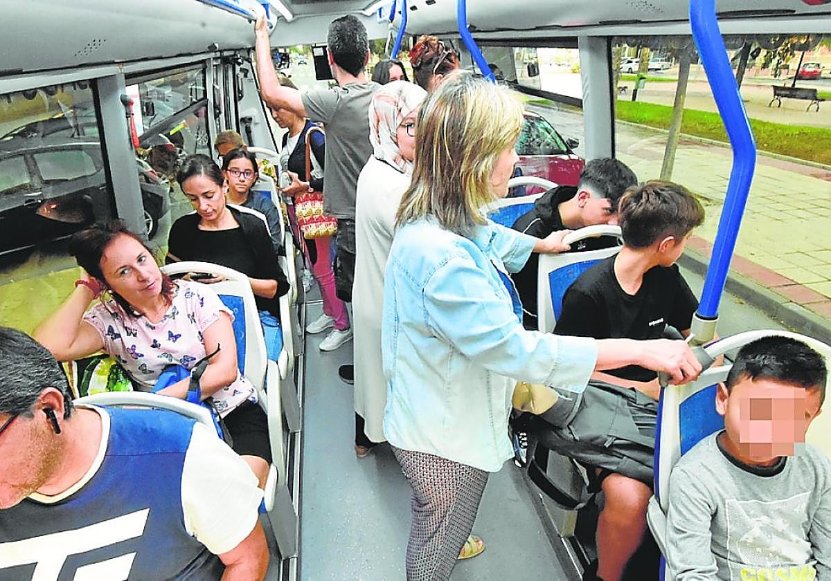 Pasajeros en un autobús de la línea R80 de los 'coloraos', una de las más saturadas.
