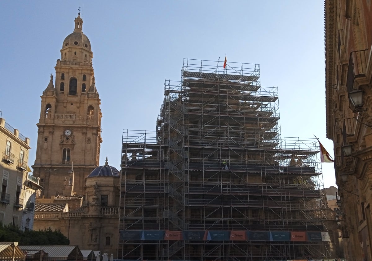 El imafronte de la Catedral aparece en la foto totalmente cubierto por los andamios.