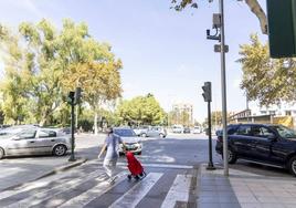 Cámaras de control del impacto del tráfico, en una esquina a la entrada a la zona de bajas emisiones del Ensanche de Cartagena.