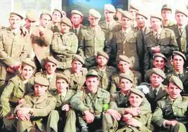 Un grupo de reclutas del año 1991, tras su jura de bandera realizada en el cuartel de Tentegorra.