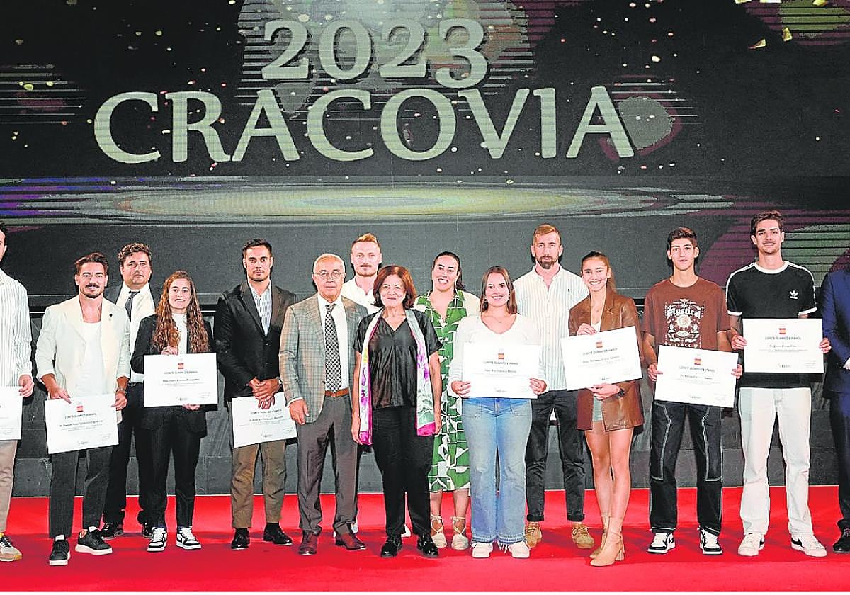 Alejandro Blanco y Mª Dolores García (c), en el COE con algunos de los medallistas UCAM de Cracovia.