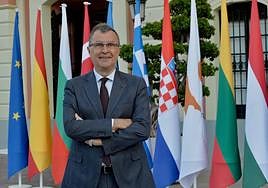 El alcalde, José Ballesta, en la Glorieta, engalanada con las banderas de los Estados miembros de la Unión Europea.