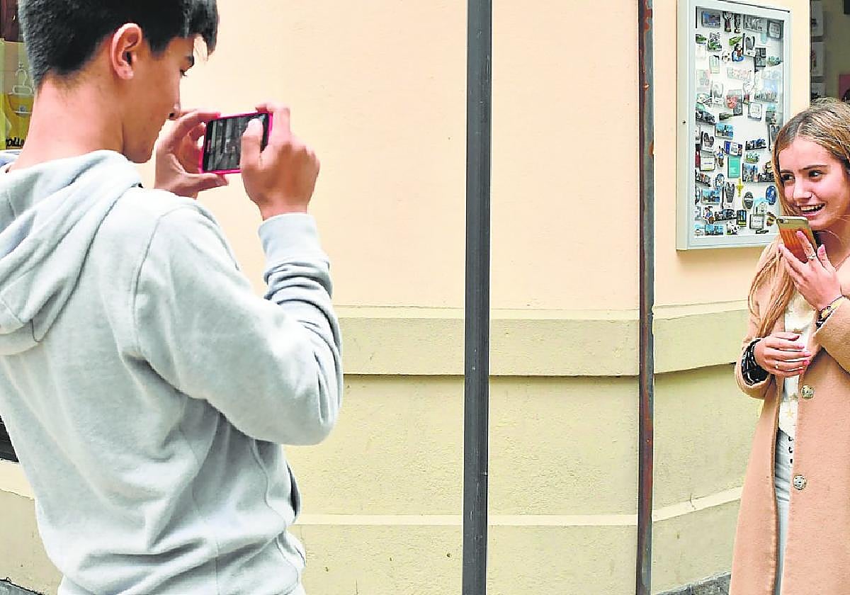 Dos jóvenes emplean sus 'smartphones', en una imagen de archivo.