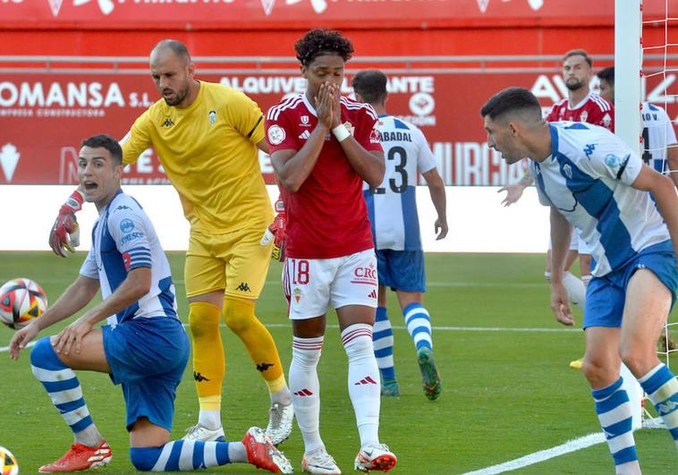 Carlos Rojas se lamenta tras una mala decisión.