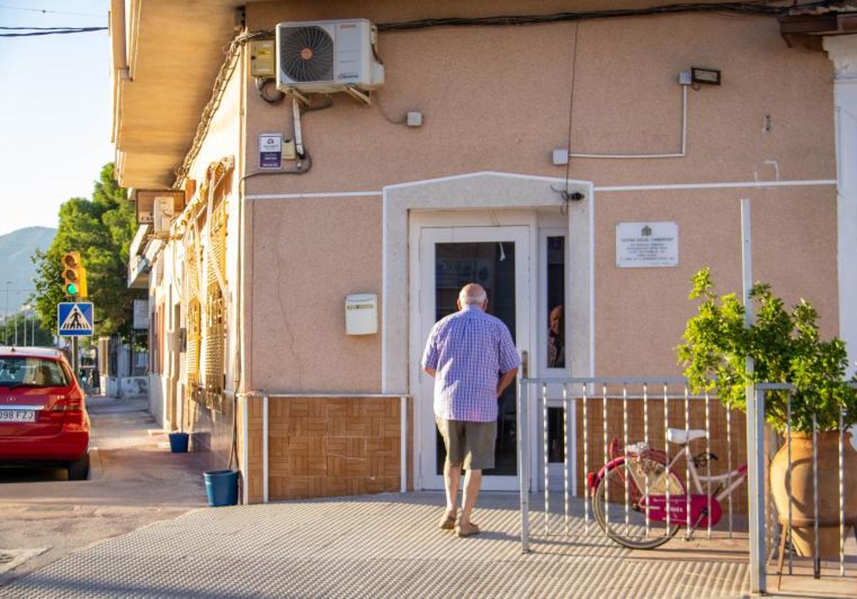 Un usuario accede al centro de mayores de Correntías, el pasado viernes.