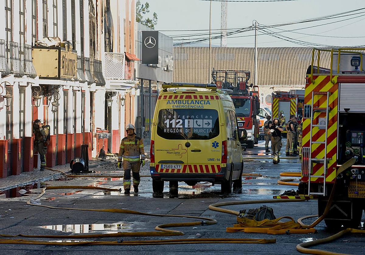Bomberos trabajan este domingo en extinguir y asegurar los locales afectados por el incendio en Las Atalayas.