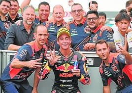 Pedro Acosta celebra con su equipo su tercer puesto en el GP de Japón disputado ayer en Motegi.