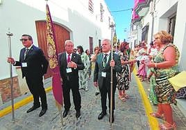 Luis Melgarejo, en el centro, en la comitiva en tierras sevillanas, ayer.