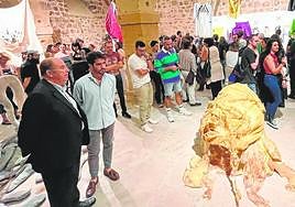El concejal de Cultura, Diego Avilés (2i), durante la inauguración de Mu-Tantes.
