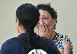 Ciudadanos nicaragüenses lloran la tragedia ocurrida en Las Atalayas de Murcia, este domingo.