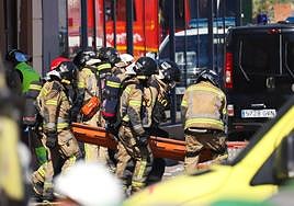Miembros de la Policía Científica trabajan en las discotecas calcinadas para descubrir las causas del fuego.
