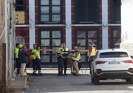 Servicios de emergencia trabajan junto a la discoteca Teatre de Murcia tras el incendio.