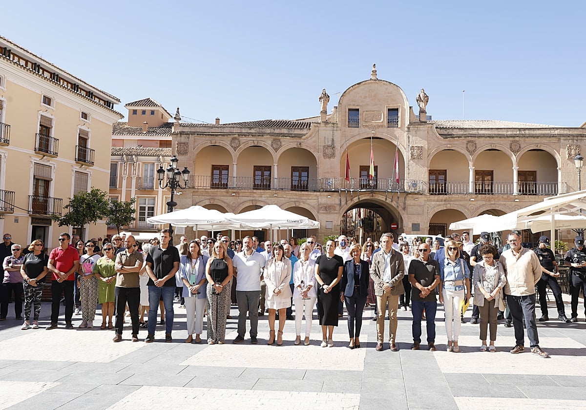 Minuto de silencio en la plaza de España, frente al Ayuntamiento.