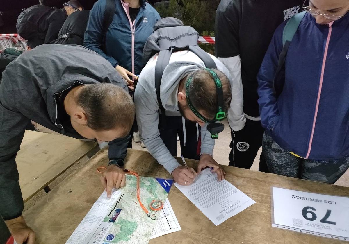 Varios participantes de la travesía nocturna de montaña.