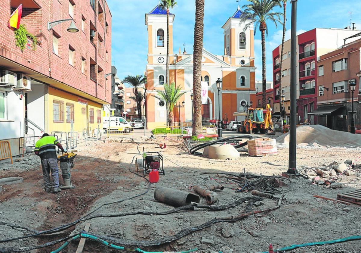 Trabajos en la plaza de la Iglesia, en obras desde julio.