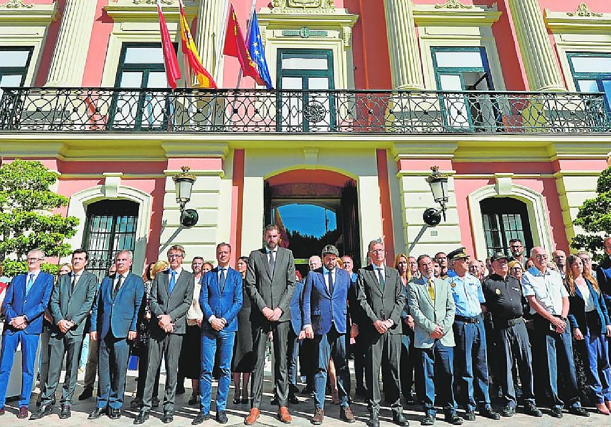 Momento del minuto de silencio en solidaridad con las víctimas desarrollado en el Ayuntamiento de Murcia, con la Corporación al frente y la presencia de López Miras y de miembros del Gobierno regional, ayer.