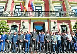 Momento del minuto de silencio en solidaridad con las víctimas desarrollado en el Ayuntamiento de Murcia, con la Corporación al frente y la presencia de López Miras y de miembros del Gobierno regional, ayer.